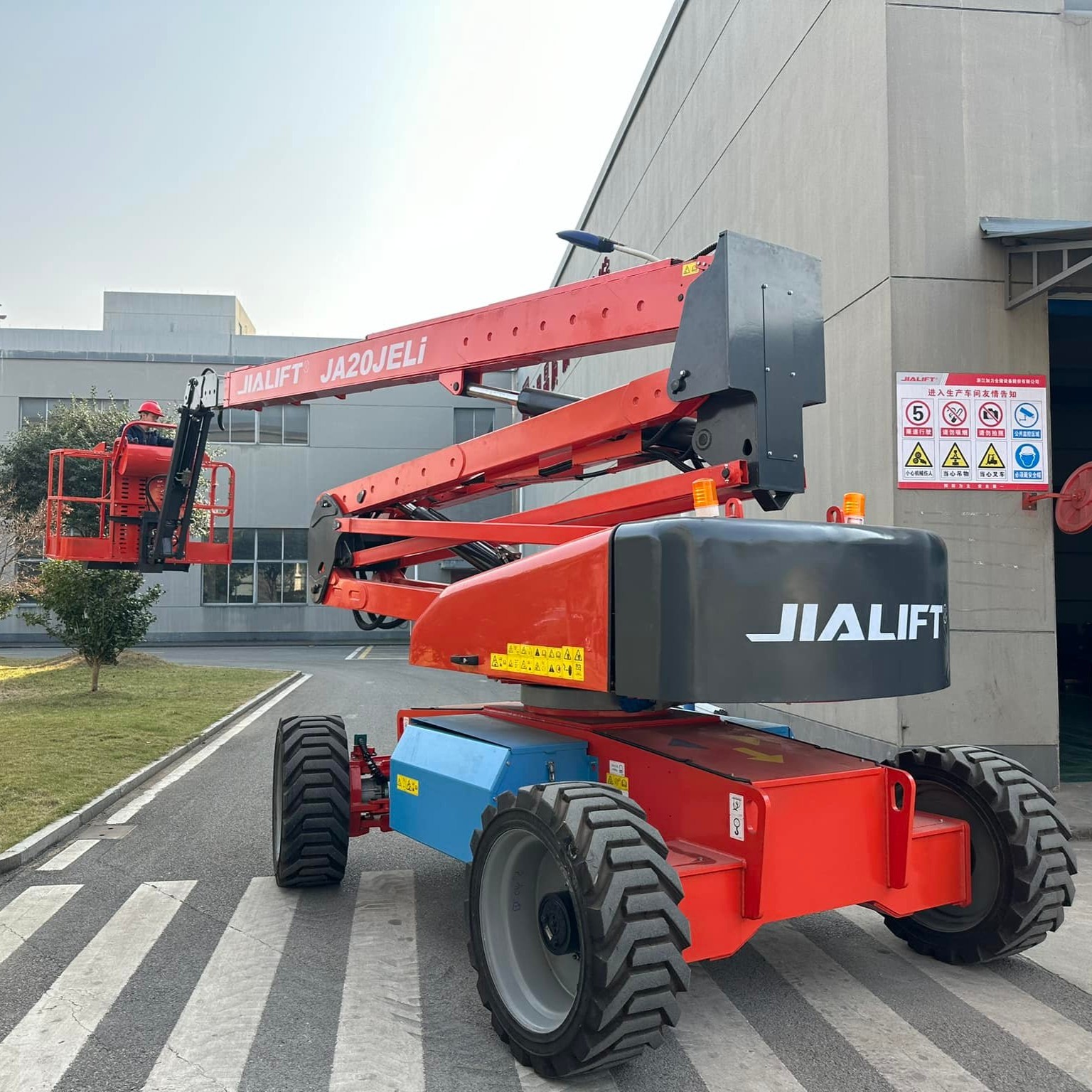 Xe Nâng Người Boomlift  20-22 m Jialift JA20JE