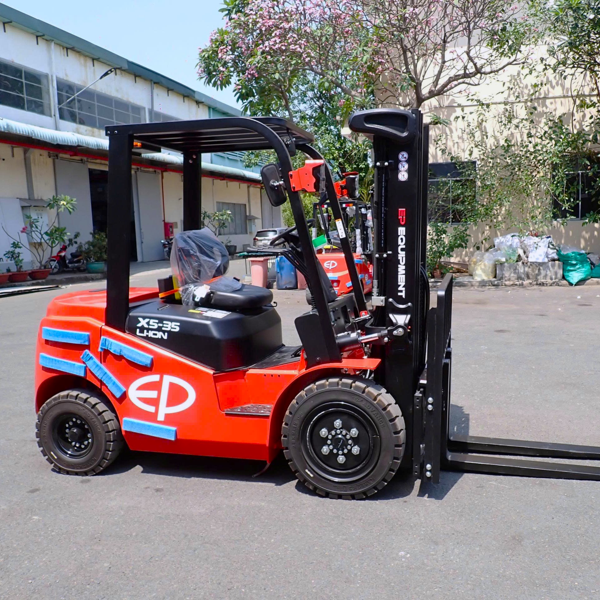 XE NÂNG ĐIỆN NGỒI LÁI 3 TẤN EP EFX5-301