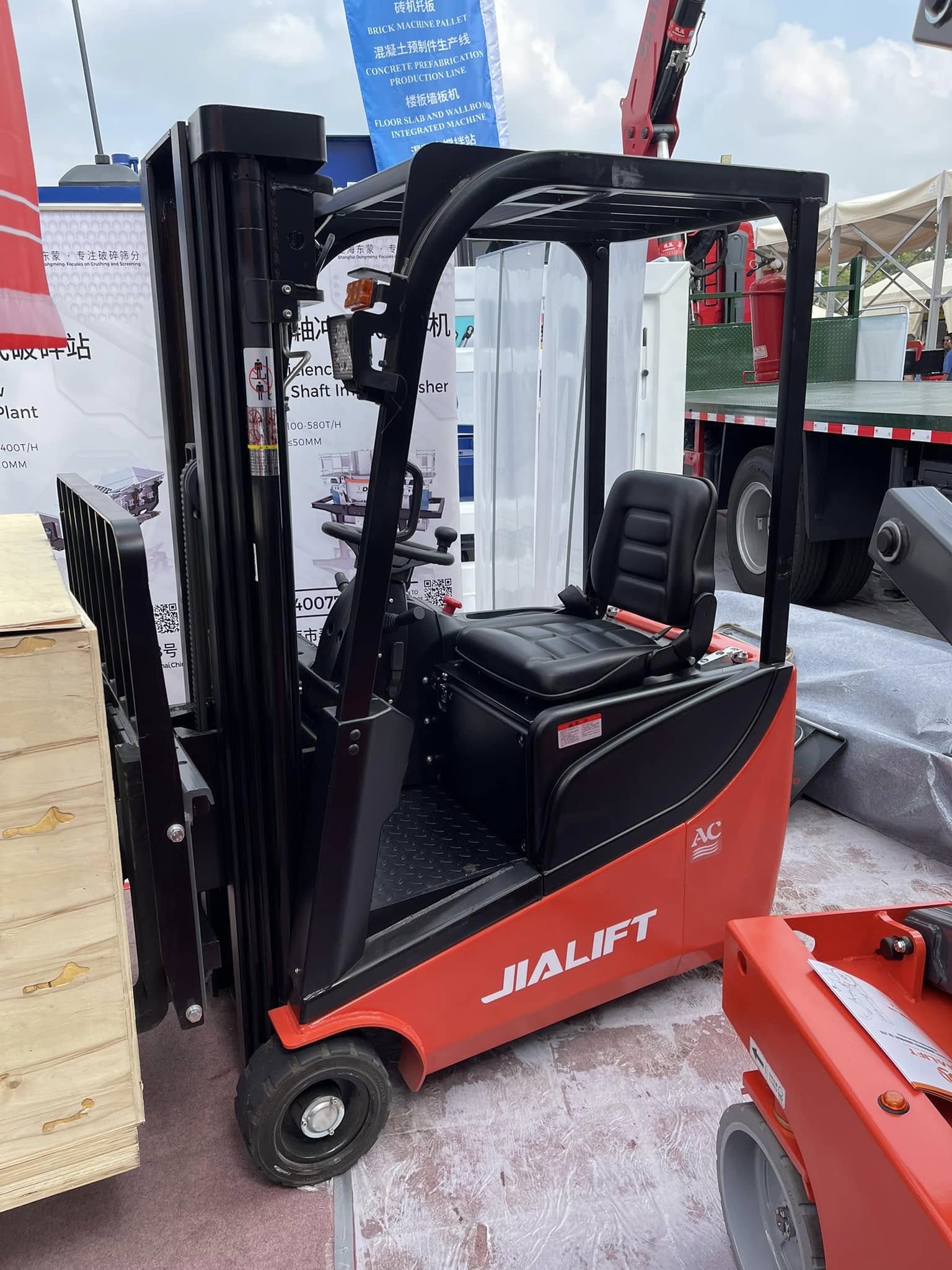 Xe Nâng Điện 1,5 Tấn Ngồi Lái 3 Bánh Jialift E1530GS