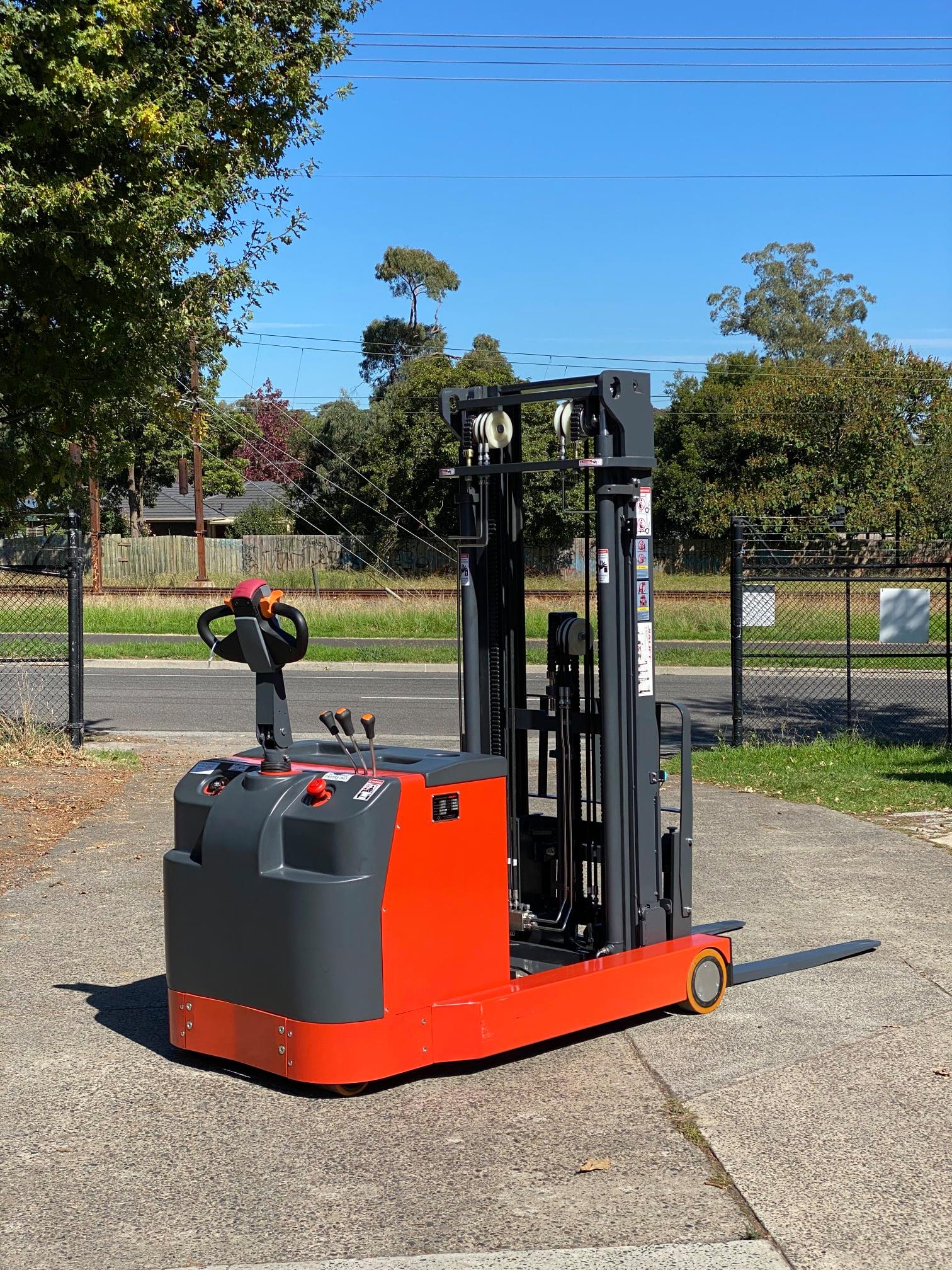 XE NÂNG ĐIỆN ĐỨNG LÁI 1,5 TẤN JIALIFT Q1530D