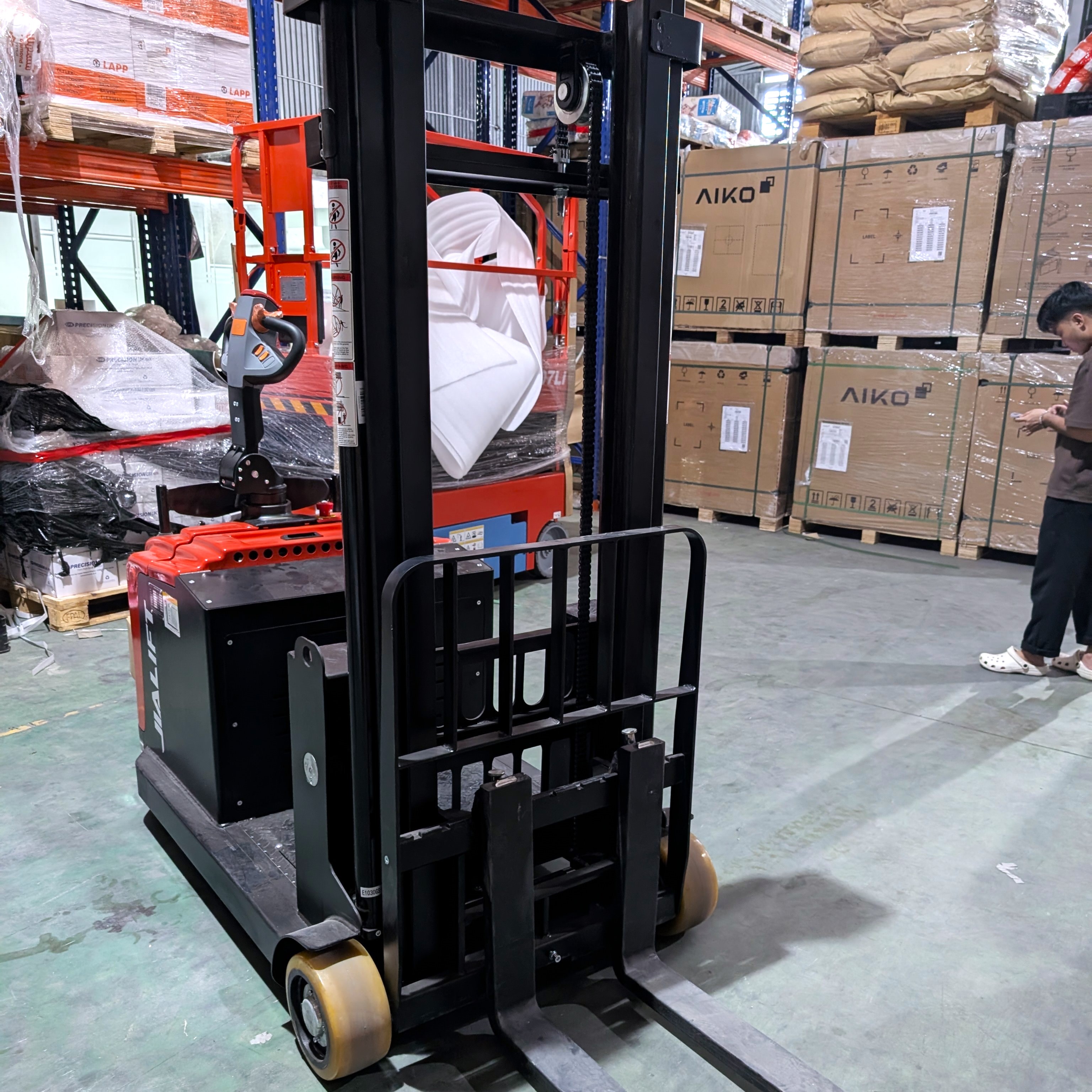 Xe Nâng Đứng Lái Đối Trọng 1.5 tấn Jialift E1530GL