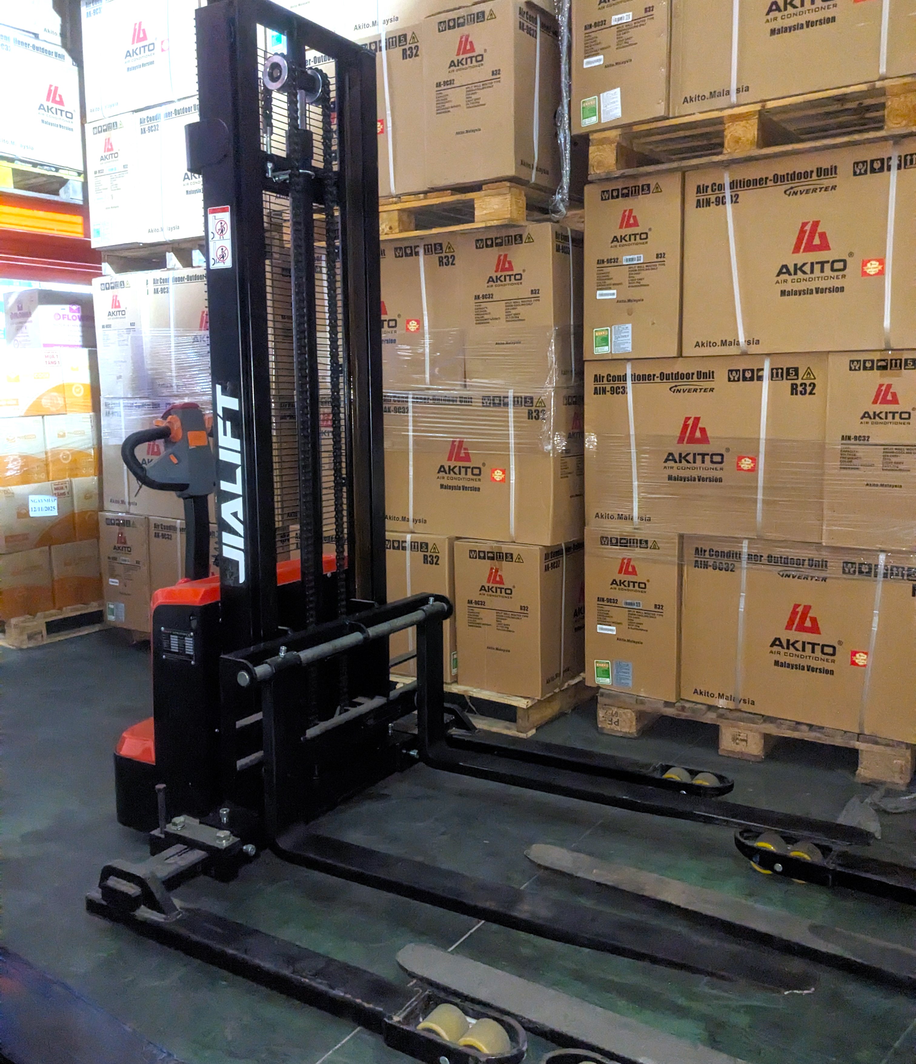 Xe nâng tay điện dắt lái chân rộng CL1330GHY