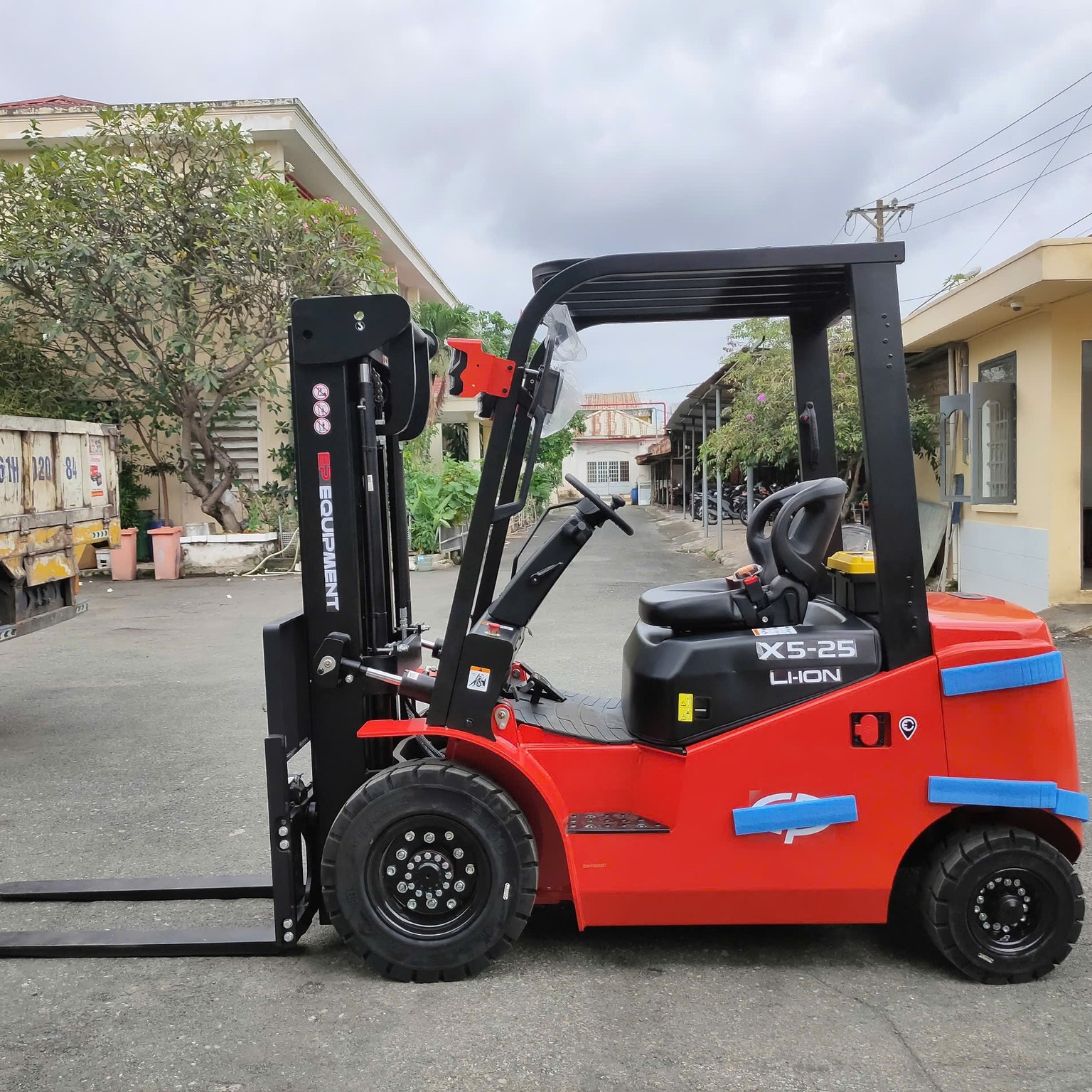 Xe Nâng Điện Ngồi Lái 2.5 tấn EFX5-251