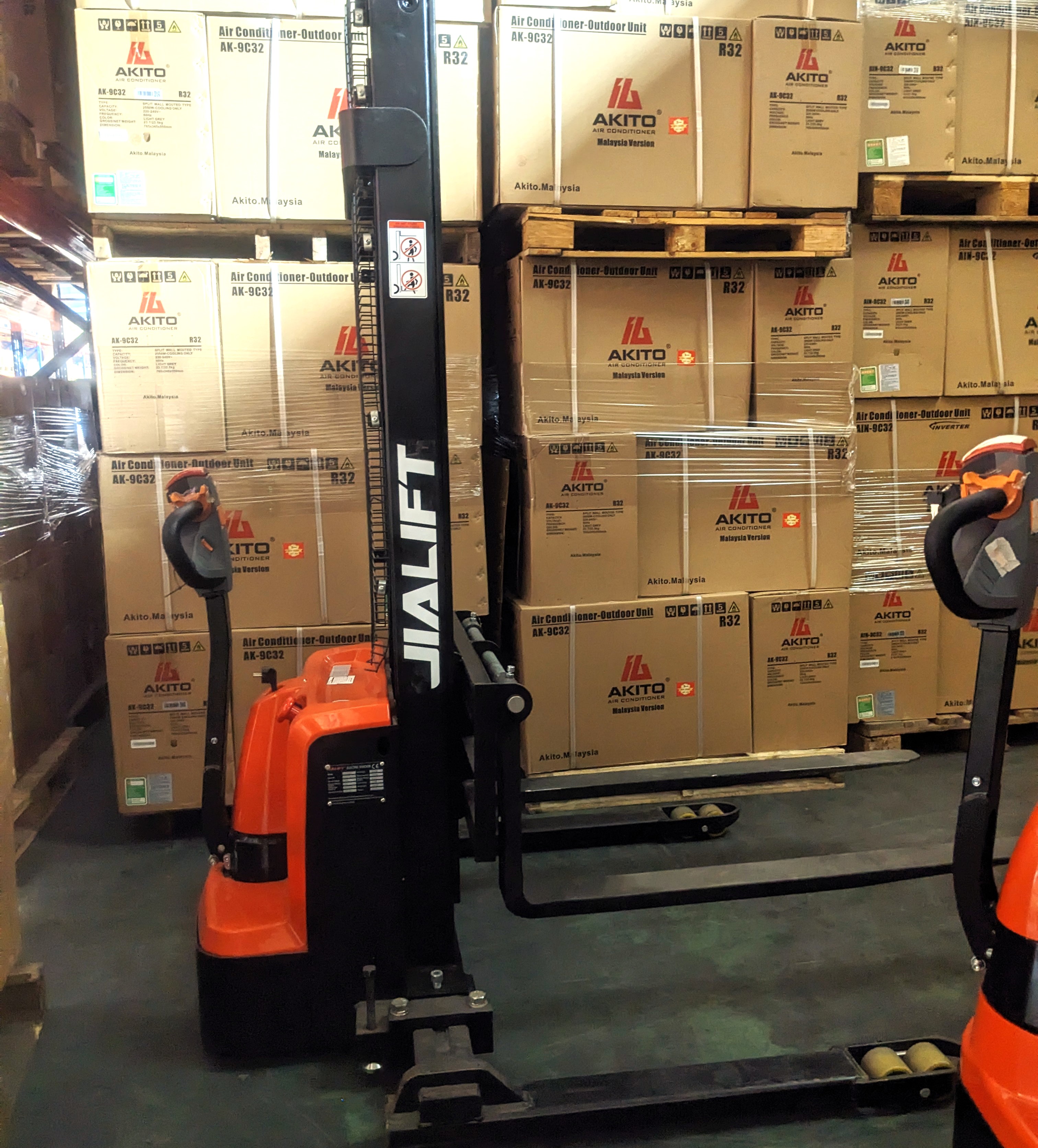 Xe nâng tay điện dắt lái chân rộng CL1330GHY