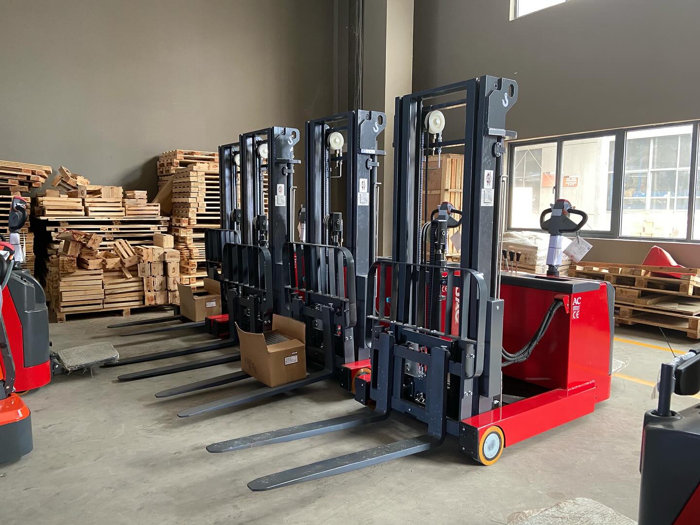 XE NÂNG ĐIỆN ĐỨNG LÁI 1,5 TẤN JIALIFT Q1530D