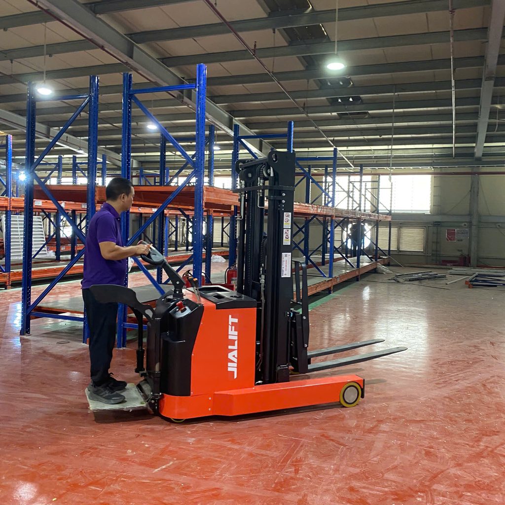 XE NÂNG ĐIỆN ĐỨNG LÁI 1,5 TẤN JIALIFT Q1530D