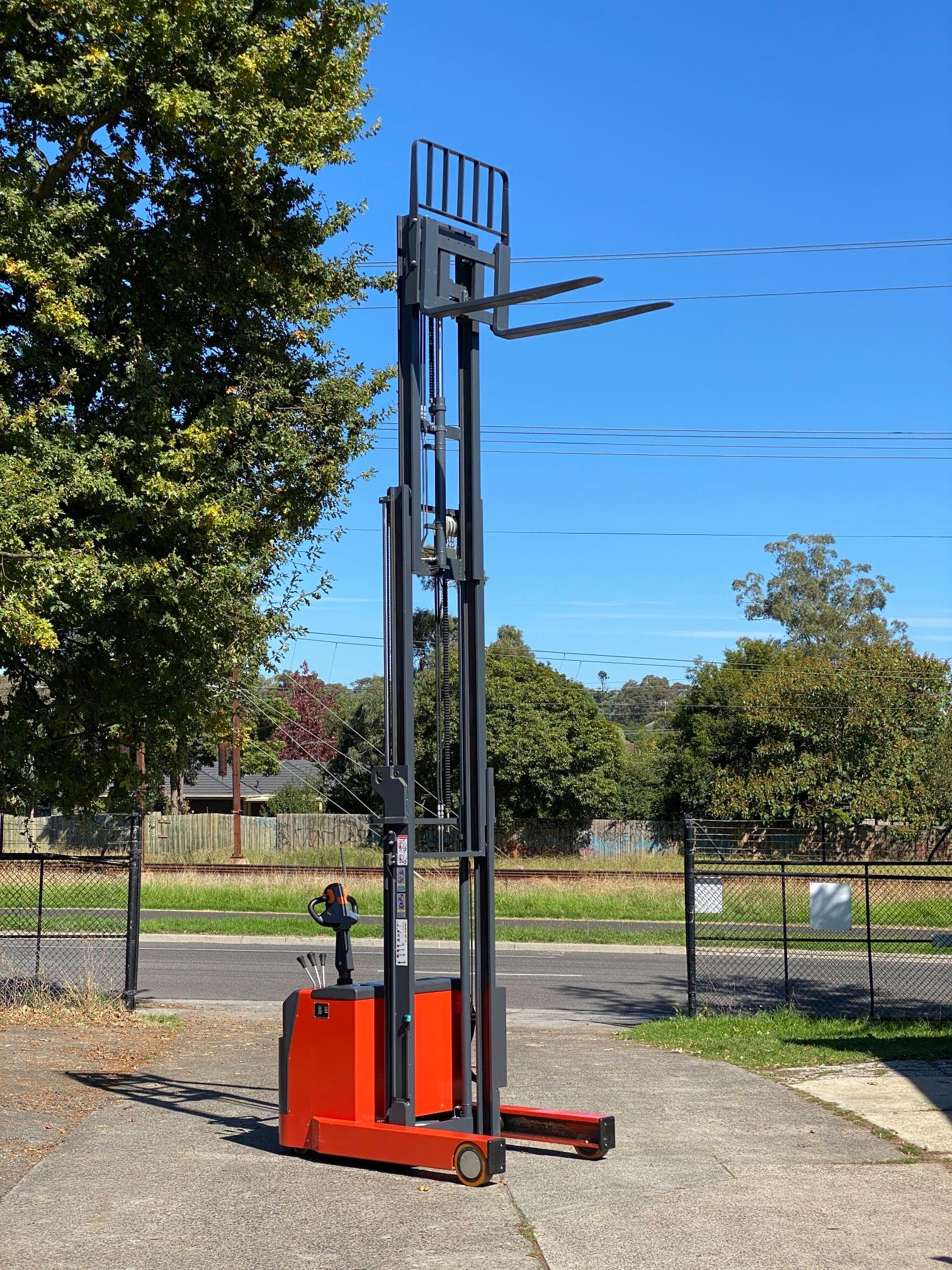 XE NÂNG ĐIỆN ĐỨNG LÁI 1,5 TẤN JIALIFT Q1530D